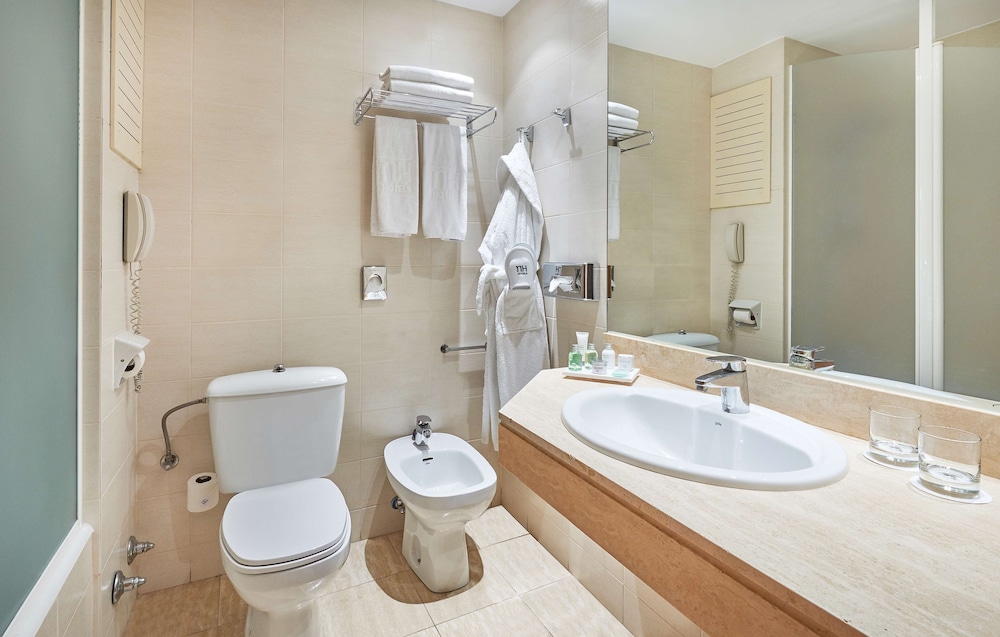 Standard Room (Extra Bed 3 adults) - Photo 4