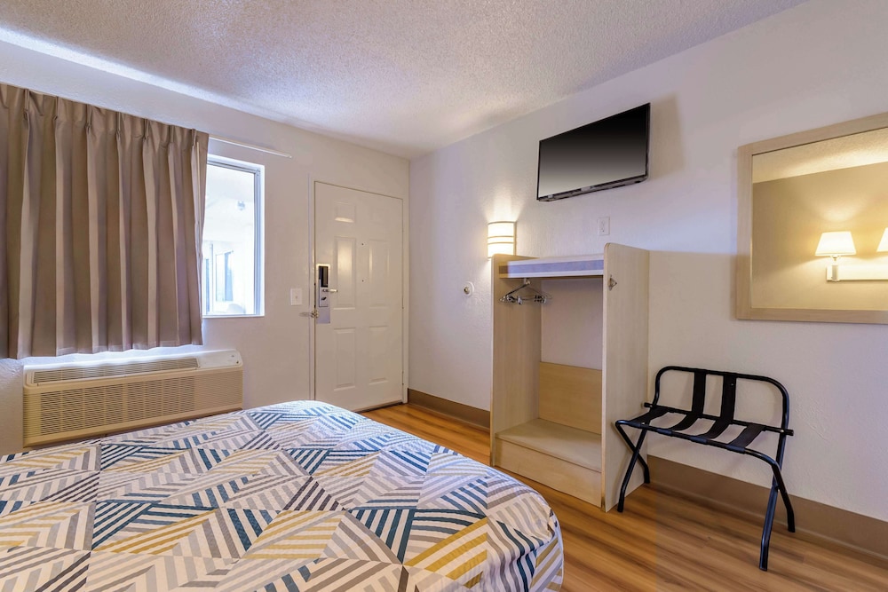 Deluxe Room, 1 Queen Bed, Refrigerator
