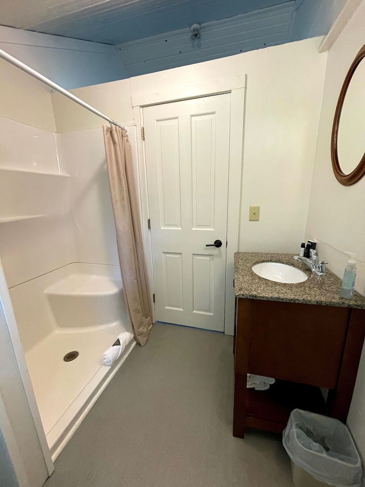 Standard Cabin, 1 Queen Bed, Hill View photo 3