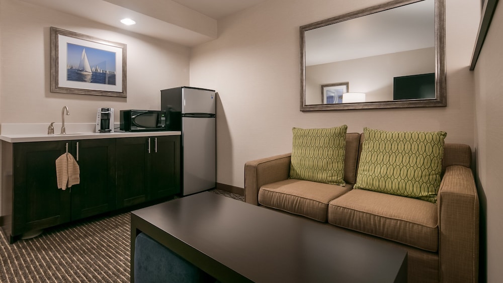 Suite, 1 King Bed, Accessible Bathtub (Communications) photo 1
