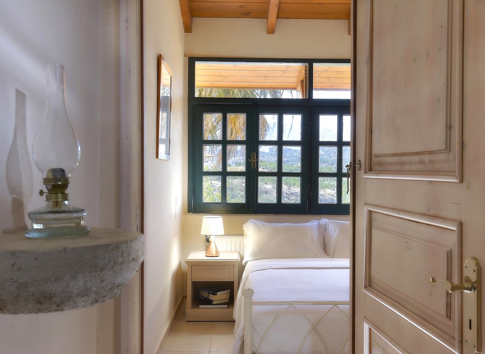 Grand Villa, 5 Bedrooms, Hot Tub photo 3