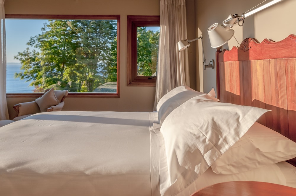 Deluxe Room, 1 King Bed, Lake View