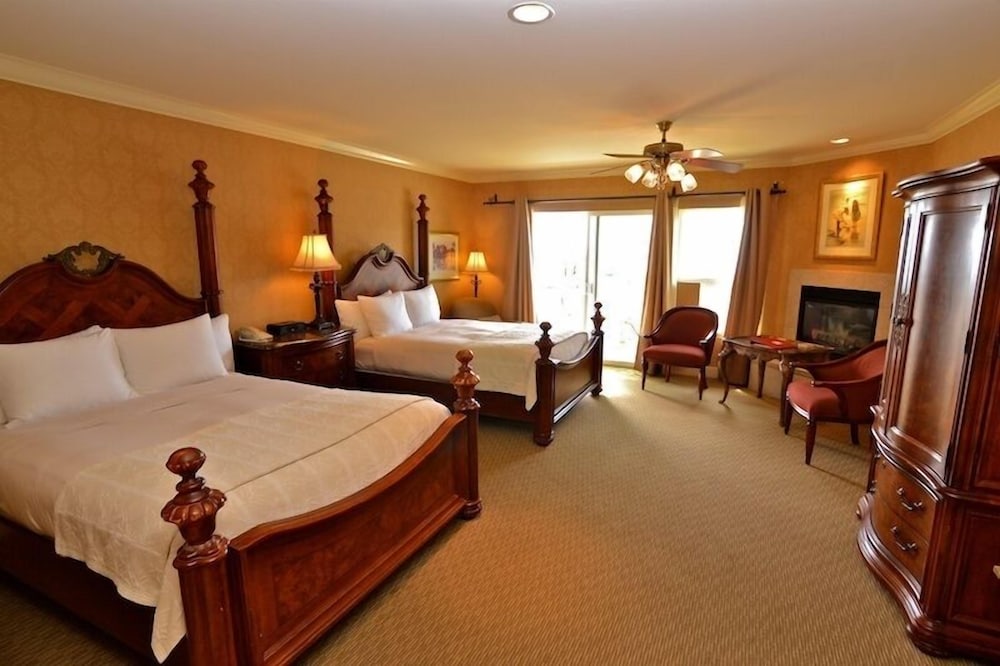 Room, 2 Queen Beds, Fireplace, Ocean View photo 1