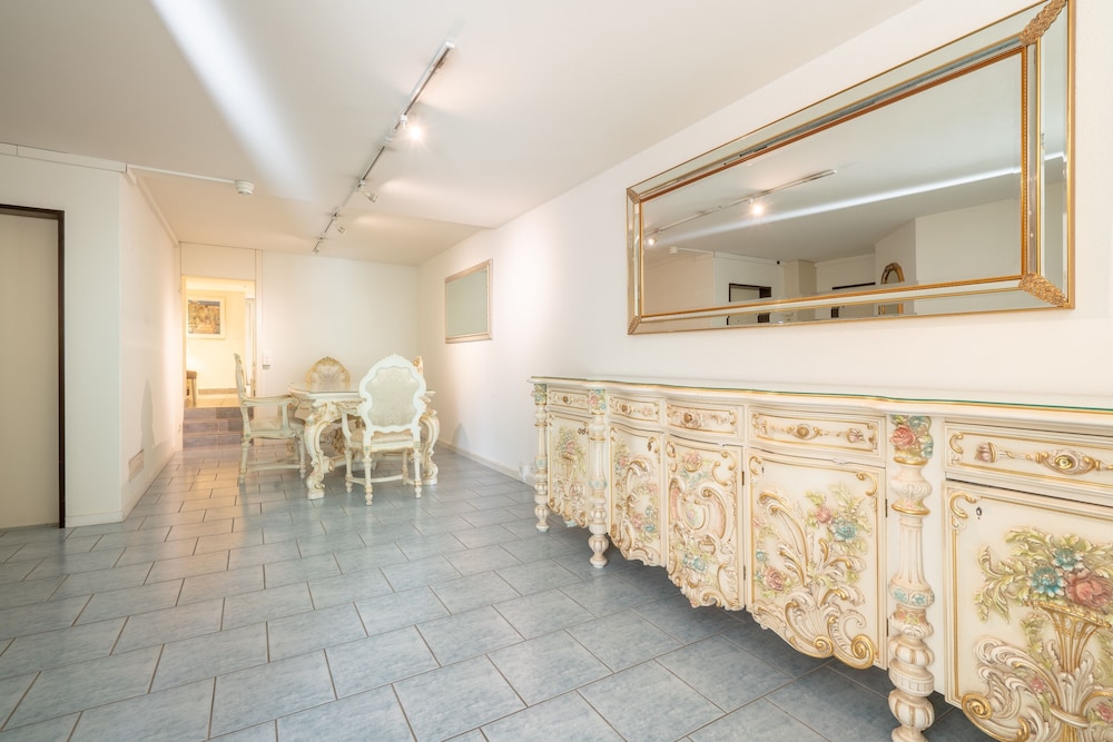 Honeymoon Suite - Photo 4