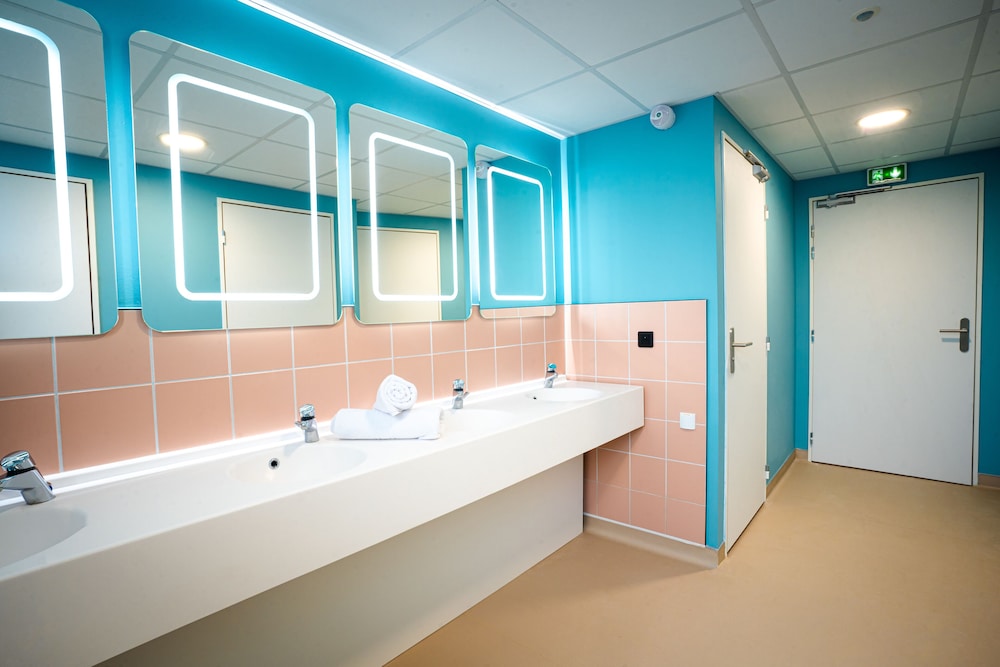 Comfort Shared Dormitory, Women only, Non Smoking, Shared Bathroom (1/8) photo 3