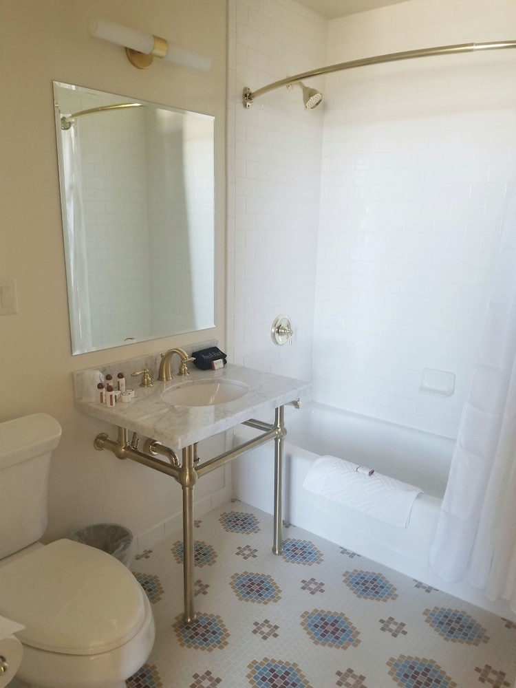 Standard Double Room, 2 Queen Beds - Photo 10