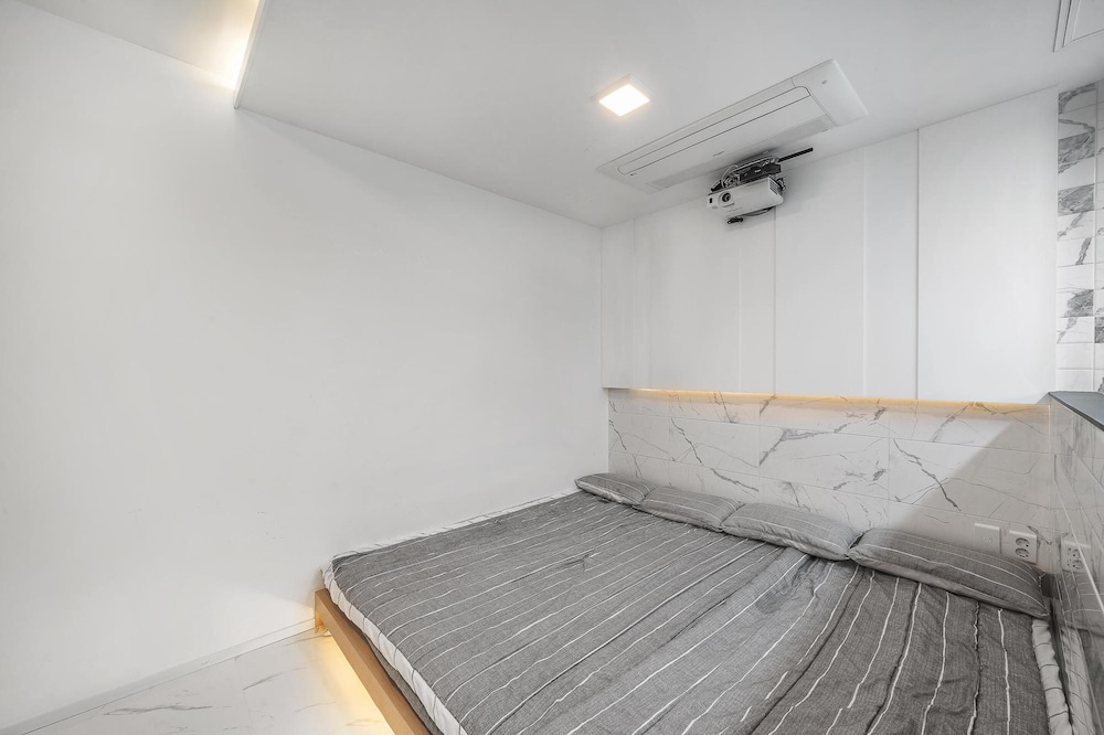 Basic Room, 1 Bedroom (402(Random)) - Photo 5