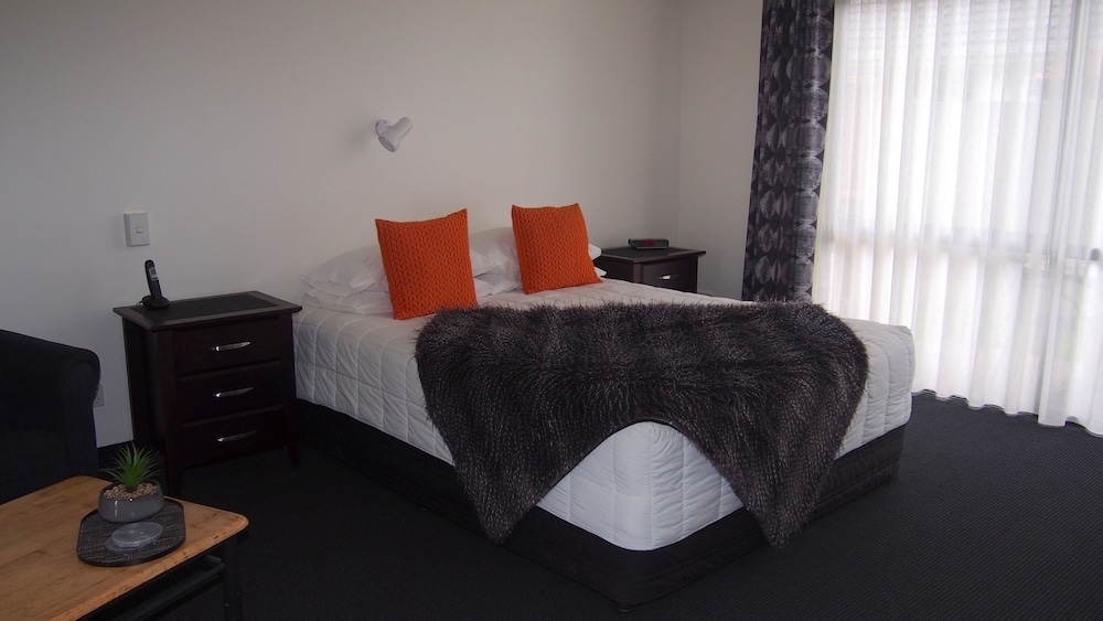 Twin Room (Queen and 1 Single) photo 2