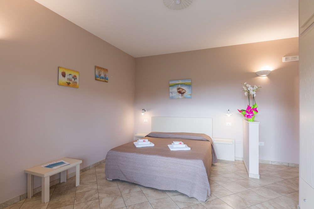 Double Room, 1 Queen Bed, Kitchenette photo 2