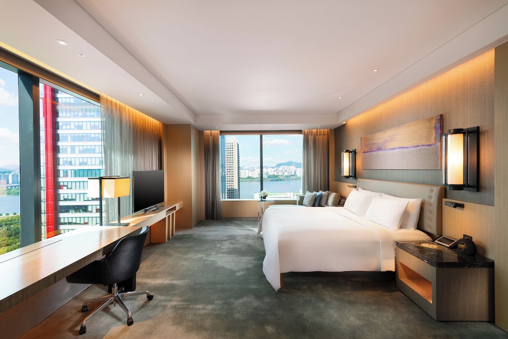 King, Grand Suite, 1 King Bed, Corner