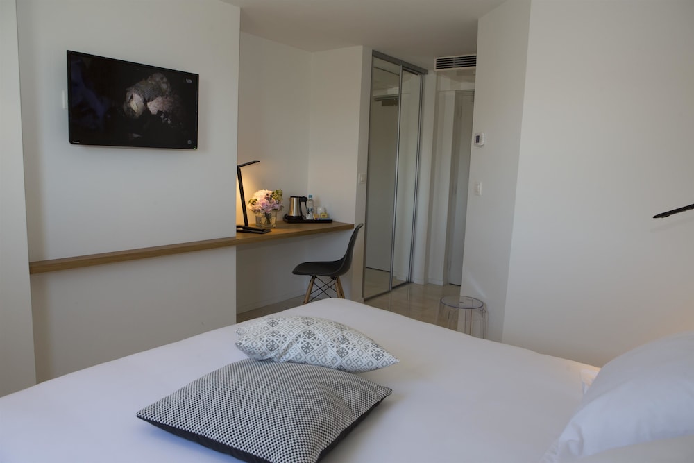 Standard Room, 1 Queen Bed, Non Smoking, Sea View