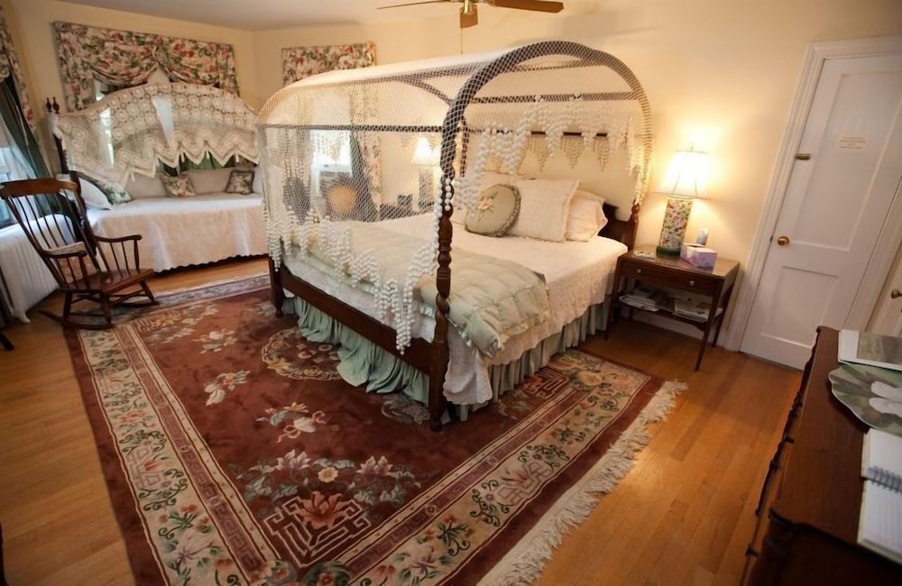 Deluxe Room, 1 King and 2 Single Beds, Ensuite (Magnolia Room) photo 2