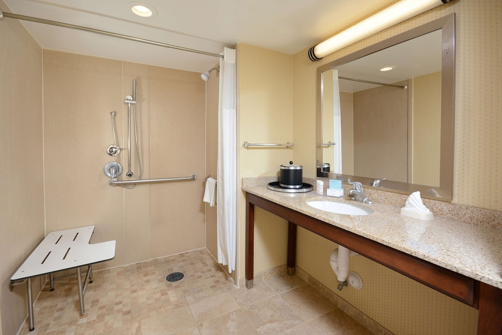Room, 2 Queen Beds, Accessible (Mobility & Hearing, Roll-in Shower) - Photo 6