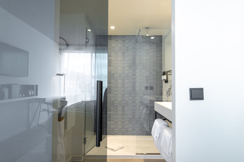 Standard Room, 1 King Bed, City View (Mountain View) - Photo 3