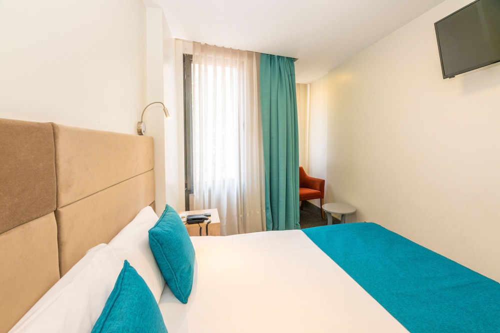 Standard Double or Twin Room photo 2
