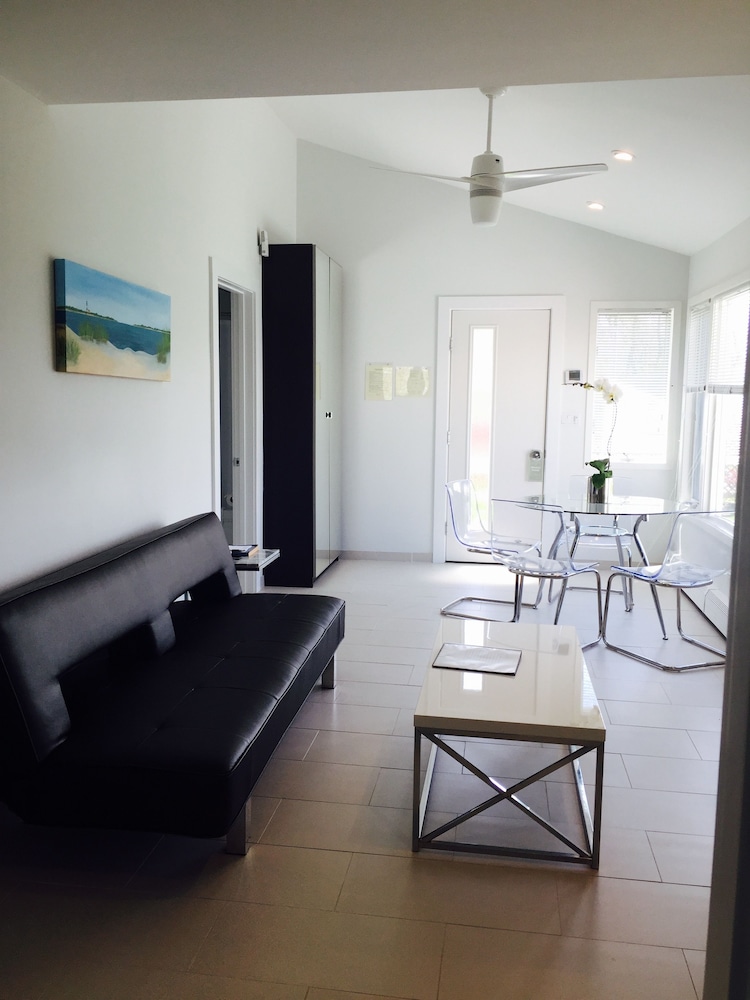 Waterfront 2 Bedroom Suite Queen beds Room
