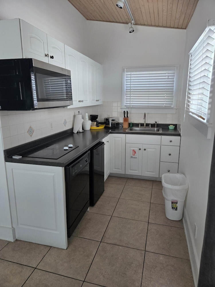 Villa, 1 King Bed with Sofabed, Kitchen at Wicker House, 913 Duval Street photo 2