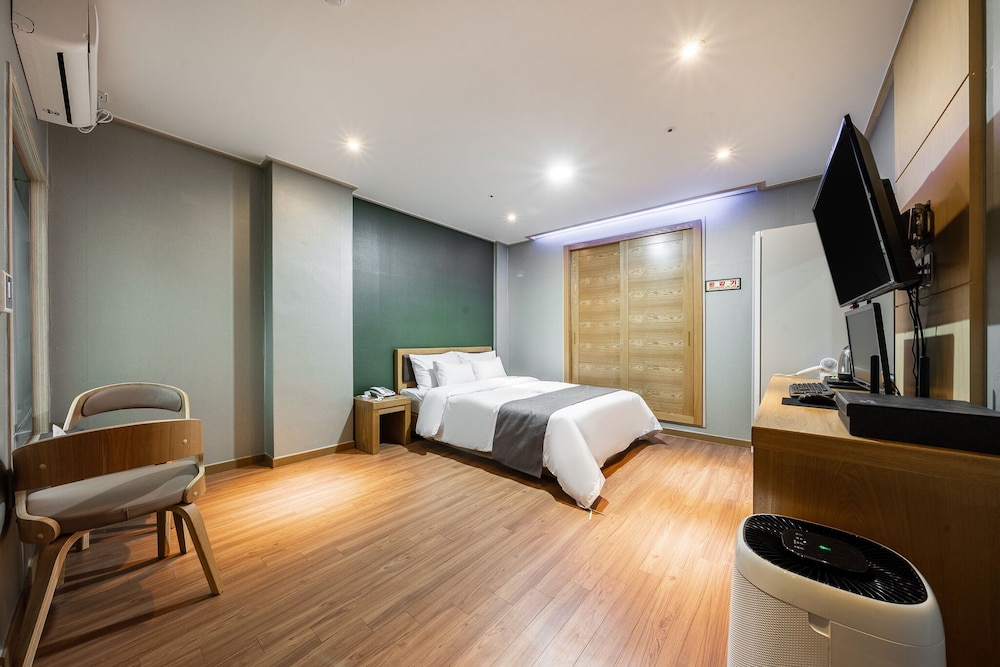 Deluxe Single Room (Styler + Air Purifier) photo 2