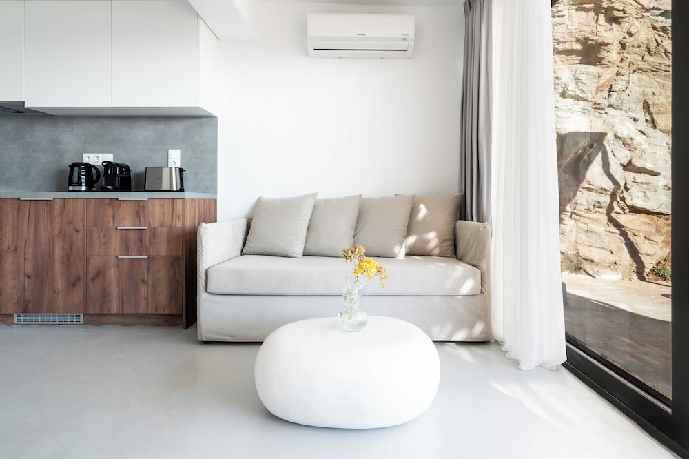 Honeymoon Suite with Private Outdoor Pool and Sea View photo 2