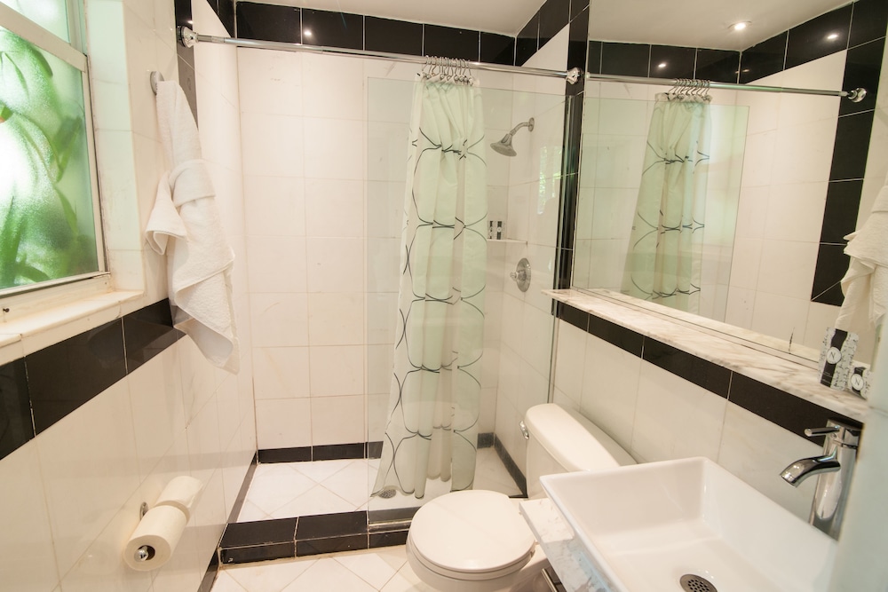 Standard Queen Room - Photo 7