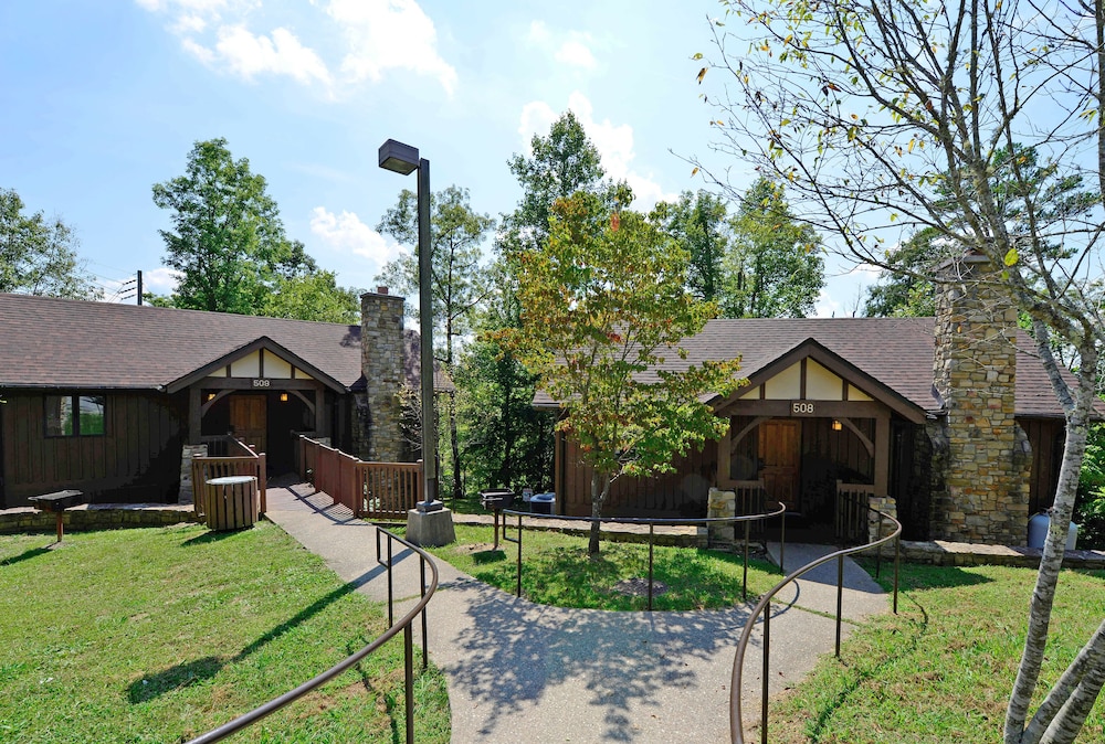 Deluxe Cabin, 2 Bedrooms (4 Queen Beds, Two-Story) photo 3