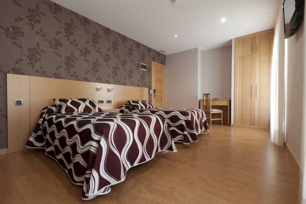 Double Room (with extra bed) photo 2