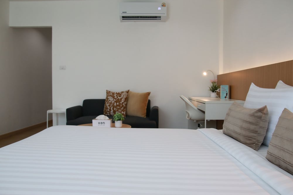 Premier Deluxe Pool Access - Photo 1