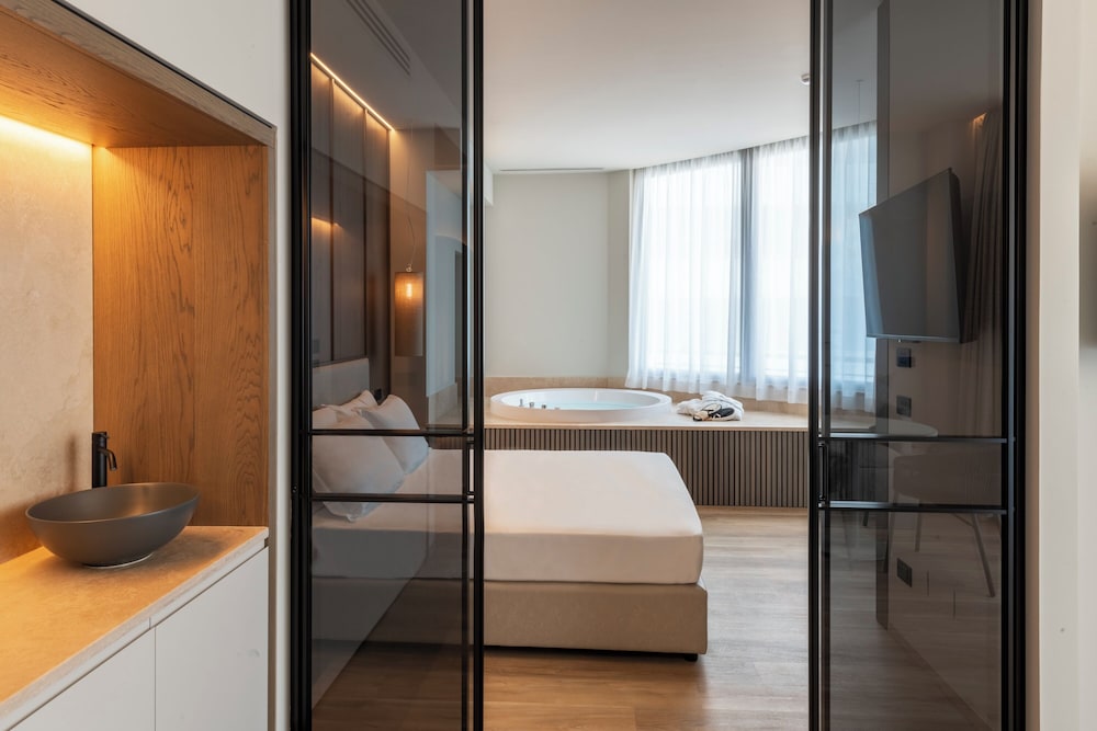 Suite, Hot Tub - Photo 4