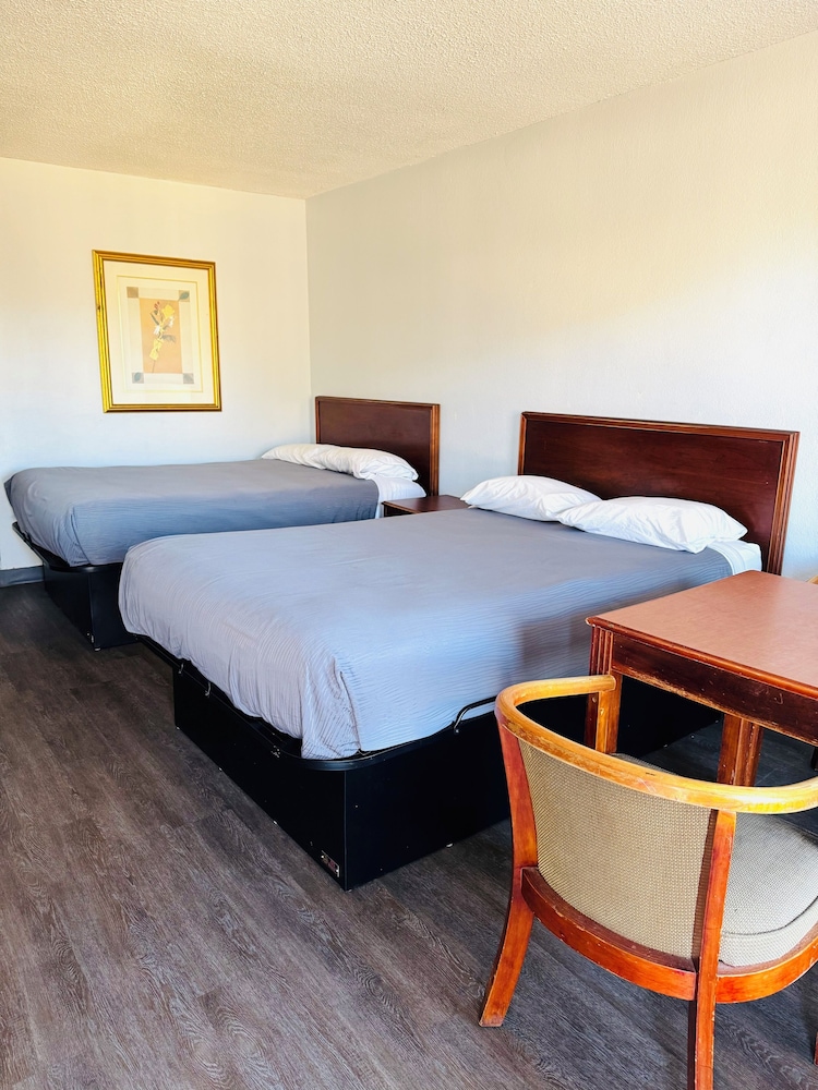 Room, 2 Queen Beds, Non Smoking photo 3