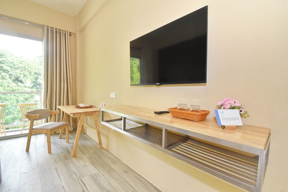 Premier Room, Pool View photo 2