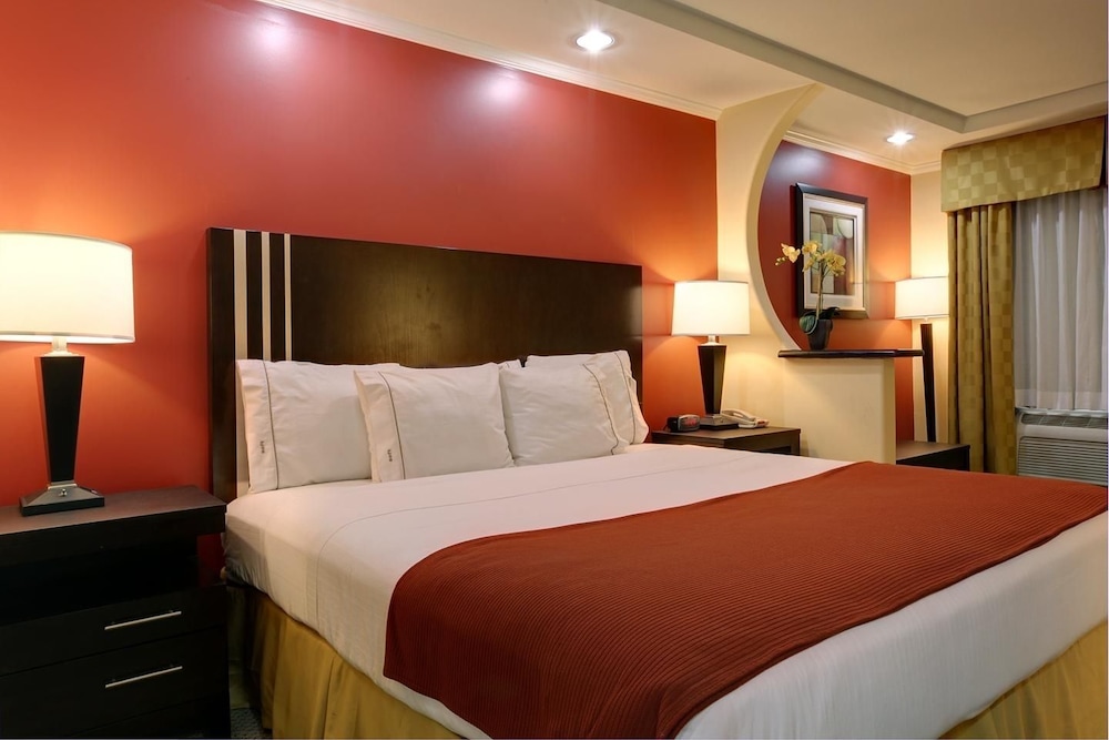 Room, 1 King Bed, Smoking - Photo 2