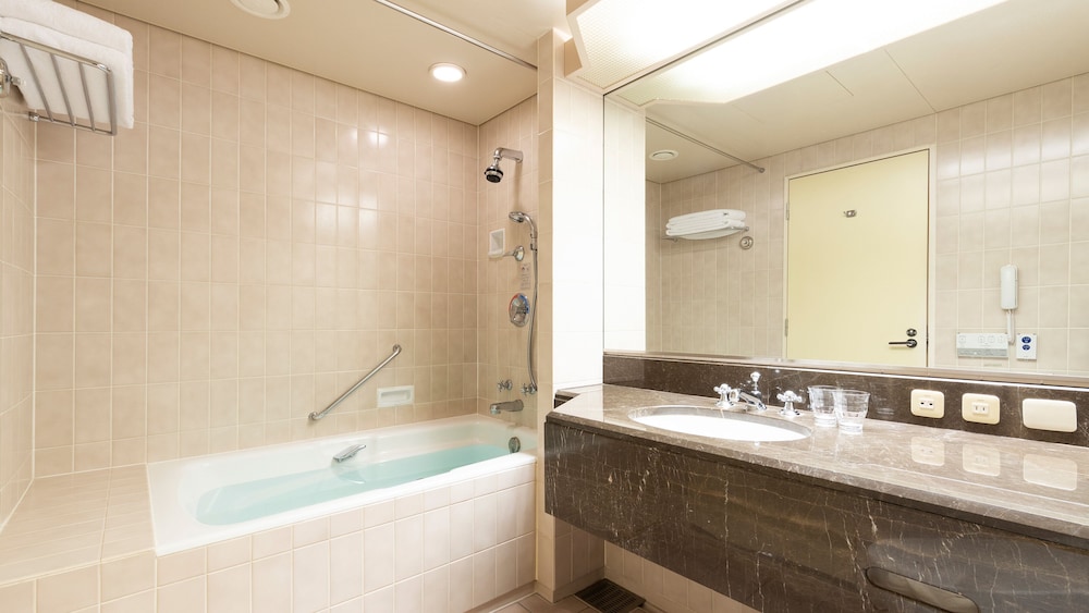 Premium Room, 1 King Bed, City View (High Floor) - Photo 2