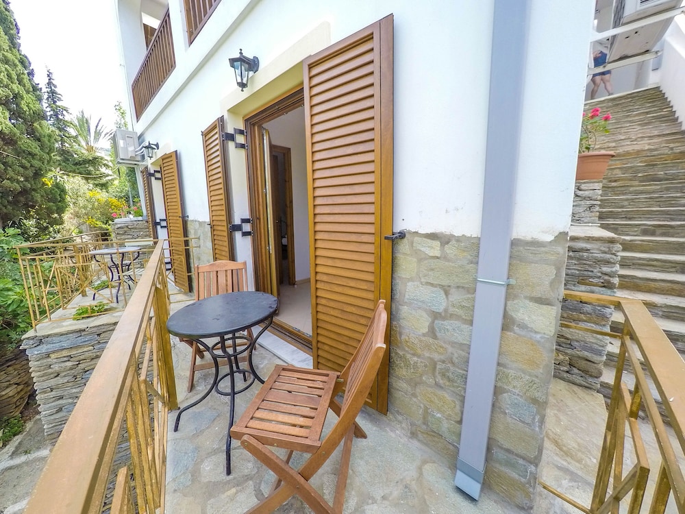 Basic Double Room, Garden View photo 2