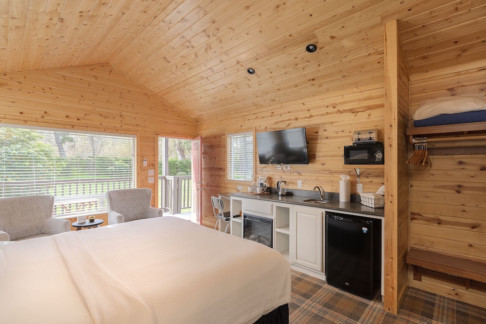 Studio Cottage with Wet Bar Two Beds photo 2