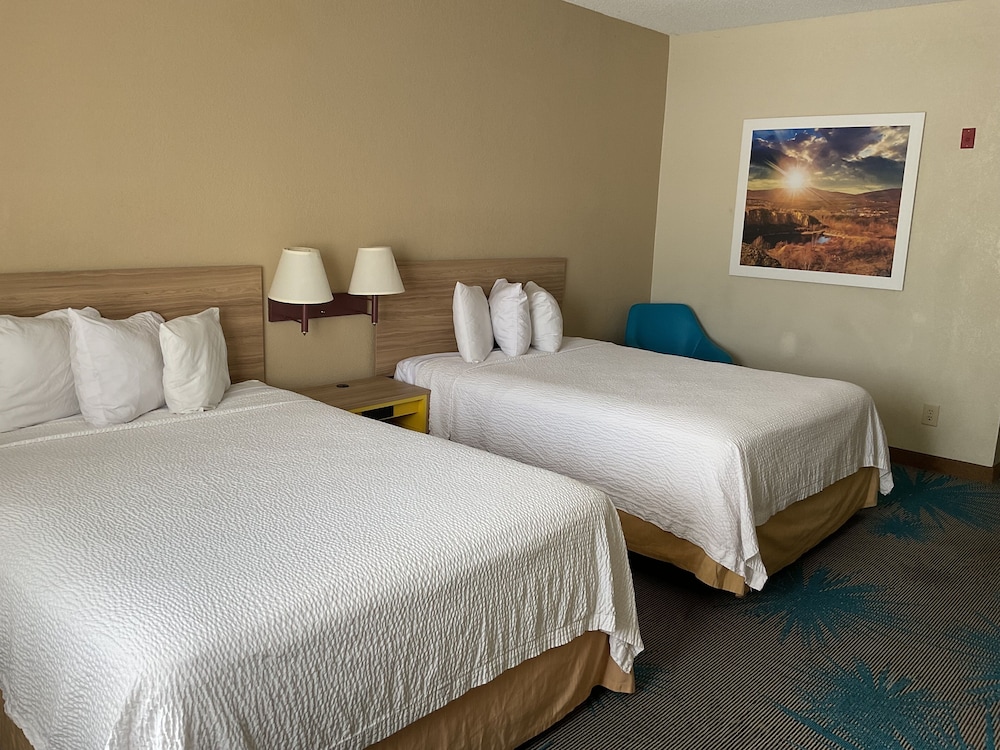 Standard Room, 2 Queen Beds - Photo 3