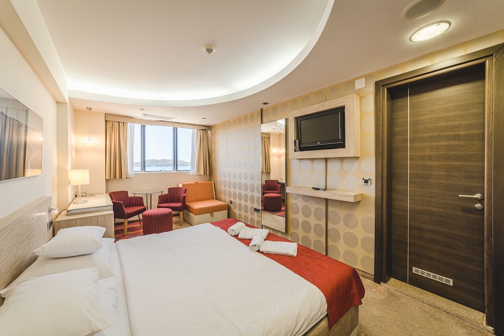 Standard Room, Non Smoking - Photo 3