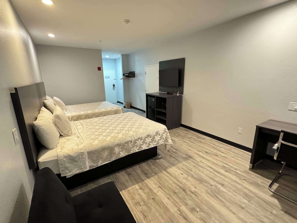 Suite, 2 Double Beds, Smoking photo 3