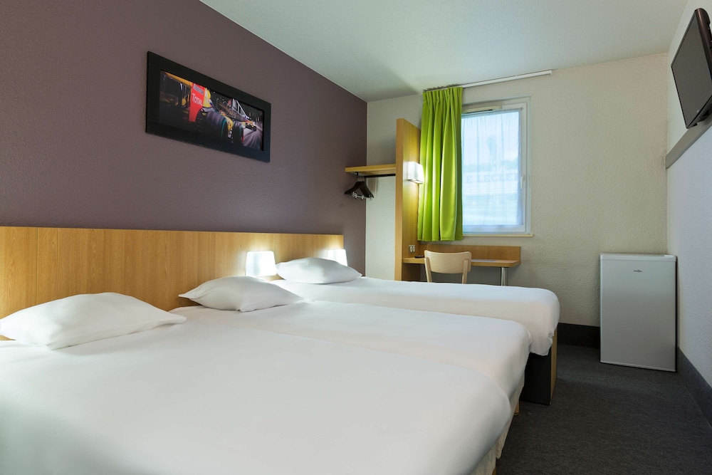 Standard Room, 3 Twin Beds photo 3