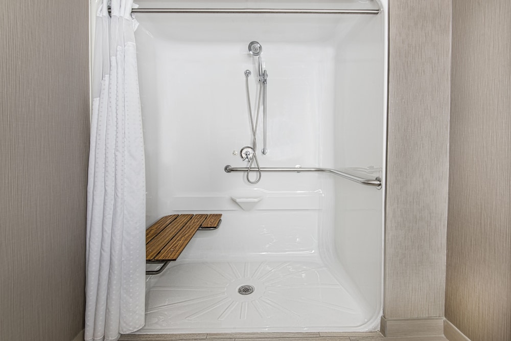 Standard Room, 1 King Bed, Accessible (Communication, Accessible Tub) - Photo 5