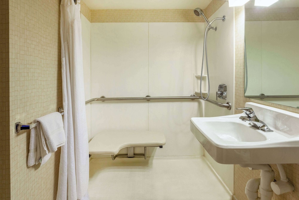 Room, 1 Double Bed, Mobility Accessible, Non Smoking (Bathtub Grab Bars) - Photo 6
