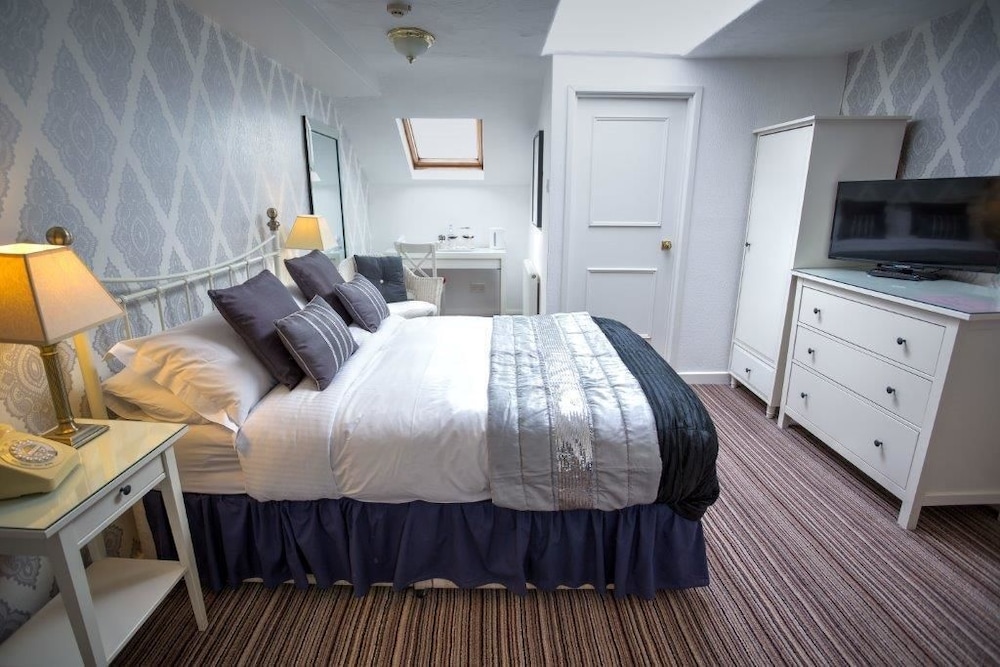 Superior Double King Sized Bed photo 1