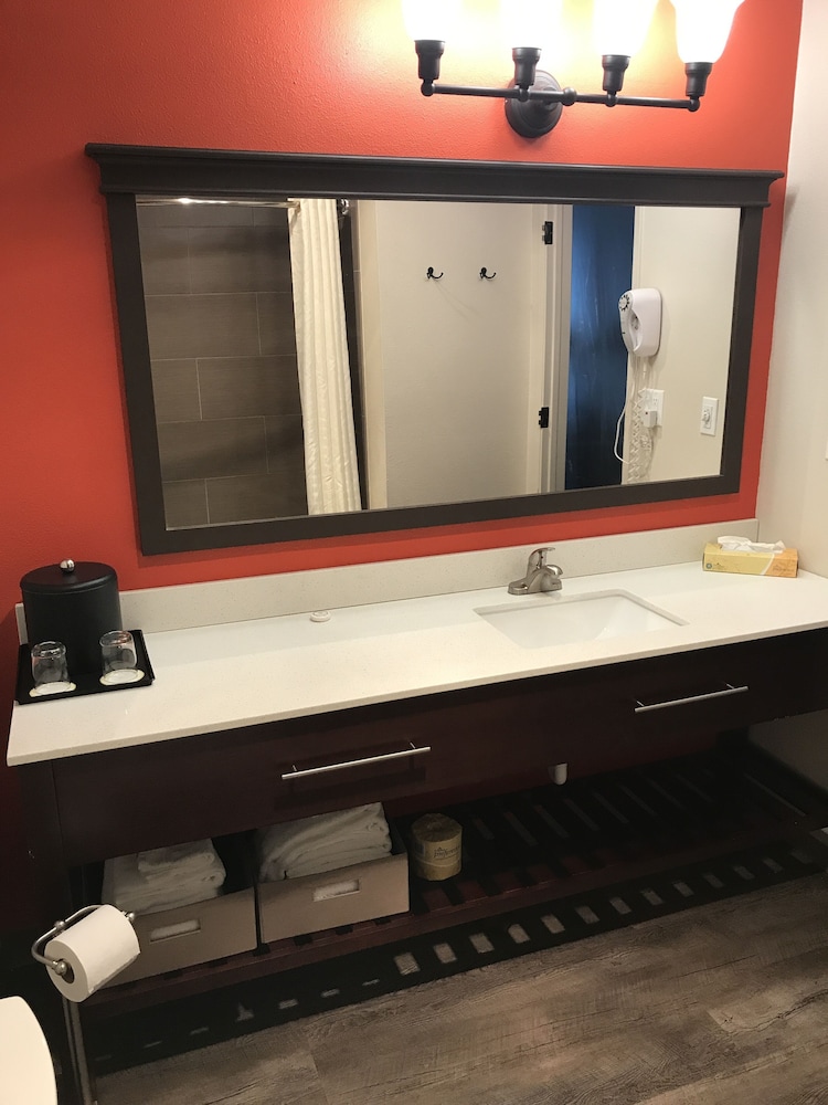 Junior Suite, 2 Queen Beds, Non Smoking, Private Bathroom (Coast Premium two Queens Junior Suite) - Photo 6