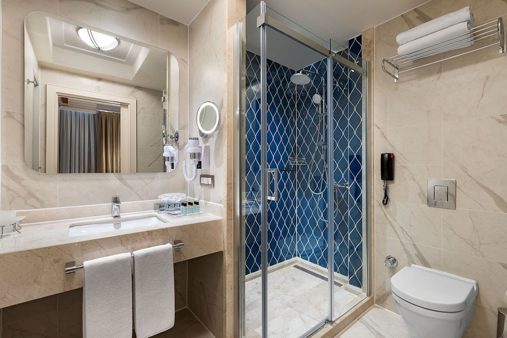Executive Double Room, Balcony thumbnail 5