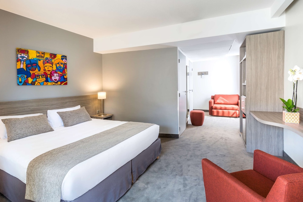 Junior Suite, 1 King Bed, Non Smoking (Living Room;Twin bed on request) - Photo 2