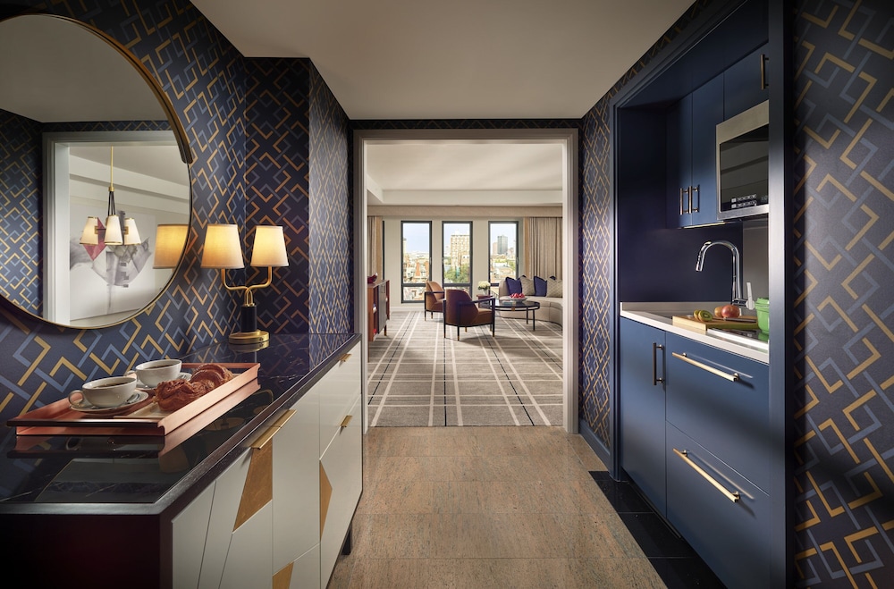 Suite, 1 King Bed, Corner (Back Bay)