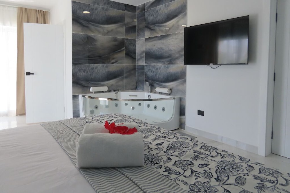 King Suite, with Jacuzzi photo 2