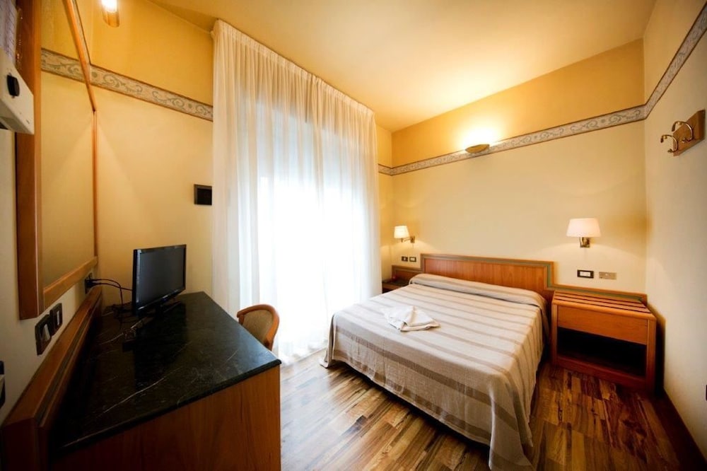 Double or Twin Room - Photo 3
