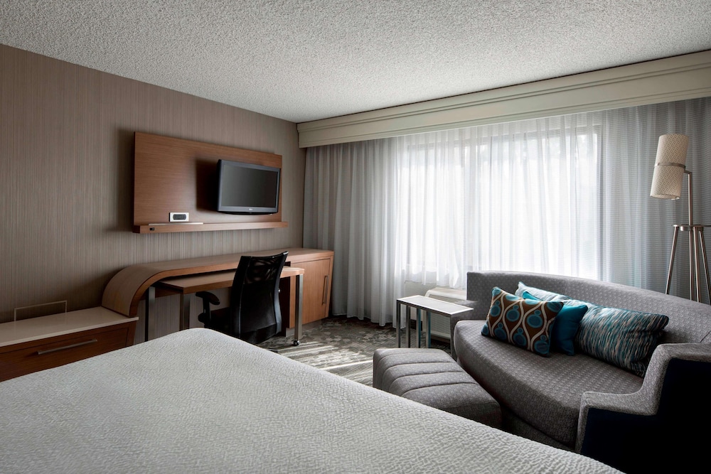 Deluxe Room, 1 King Bed with Sofa bed - Photo 2