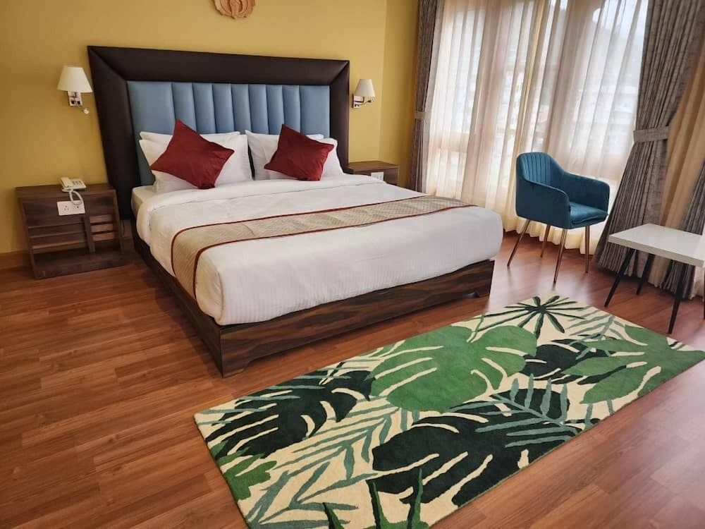 Classic Suite, 1 King Bed, Balcony, Hill View photo 2