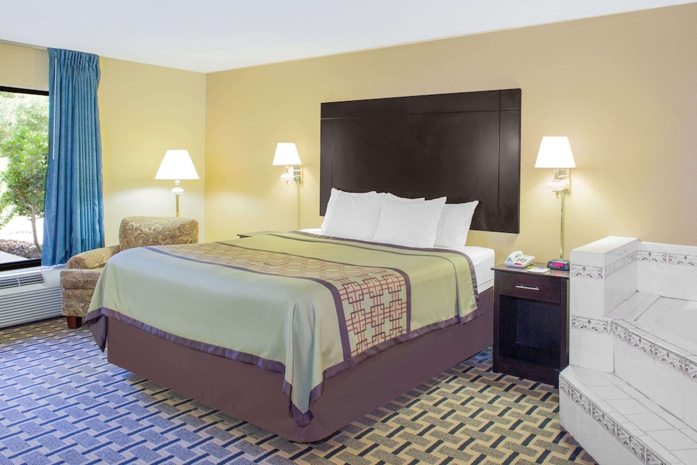 Room, 1 King Bed, Accessible - Photo 1